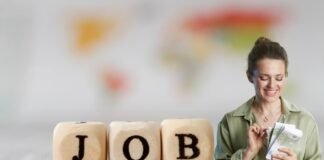 job e donna felice con euro