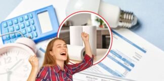 bollette, donna che esulta e rotoloni di carta da cucina