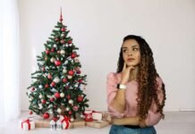 albero di Natale e donna che pensa