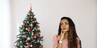 albero di Natale e donna che pensa