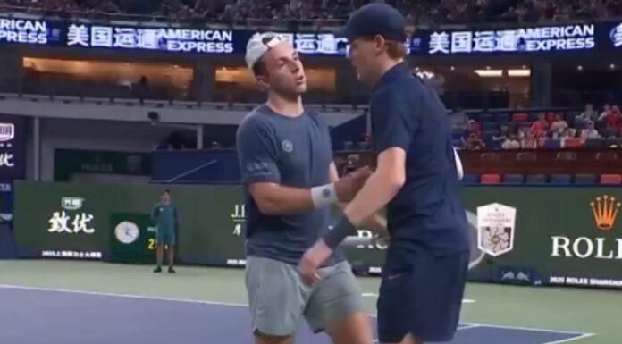 Sinner, cambia tutto dopo l’infortunio: quando torna in campo Jannik Sinner saluta Griekspoor dopo il ritiro