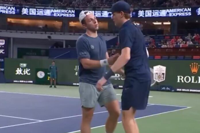 Jannik Sinner saluta Griekspoor dopo il ritiro