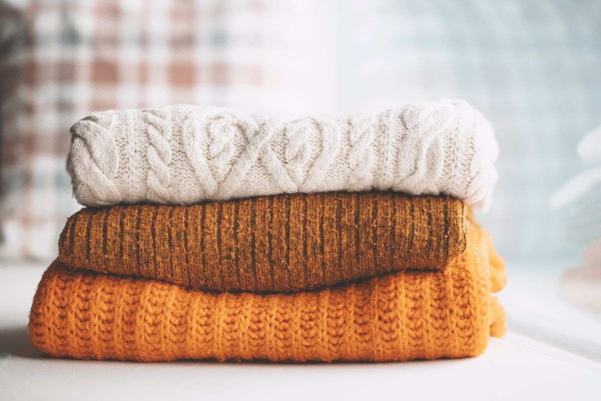 3 maglioni piegati e sistemati l'uno sull'altro