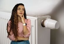 donna che pensa e termosifone