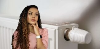 donna che pensa e termosifone