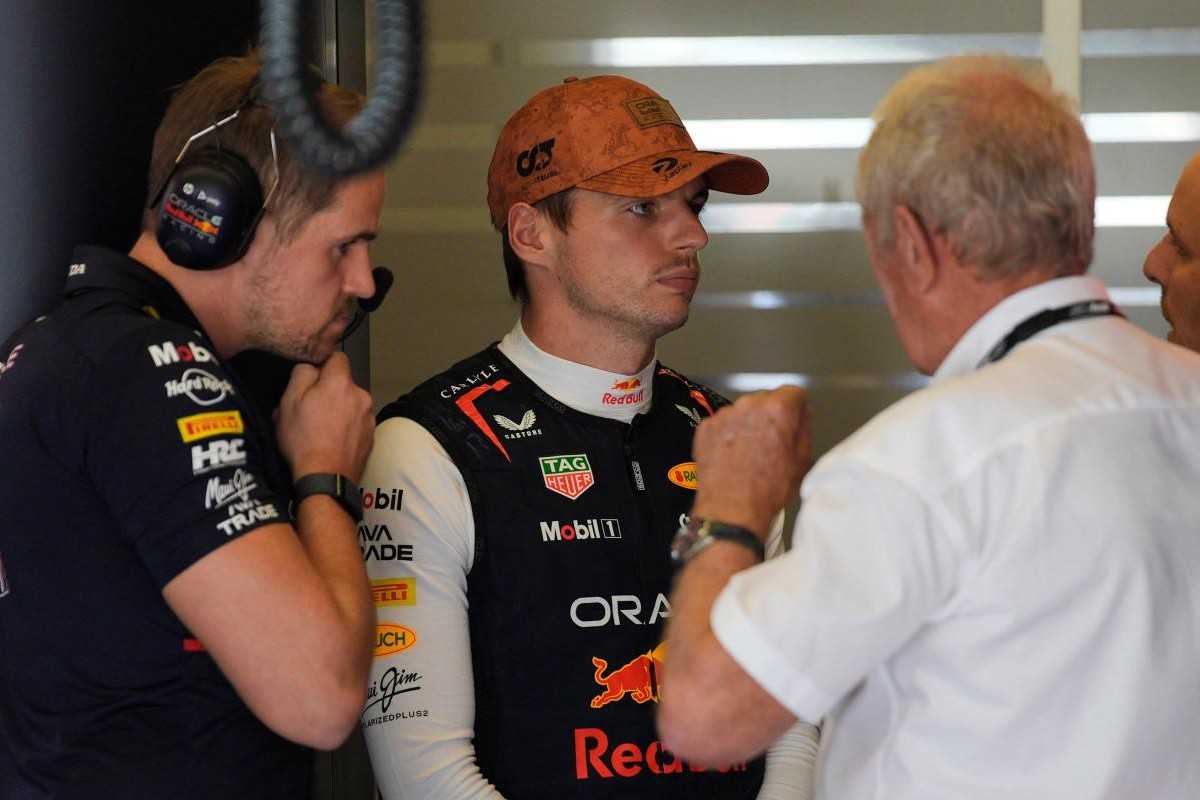 Max Verstappen a colloquio con gli ingegneri nel box Red Bull