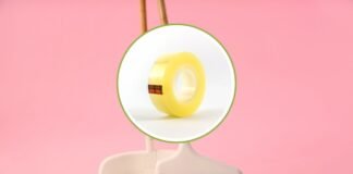 scopa paletta e nastro adesivo