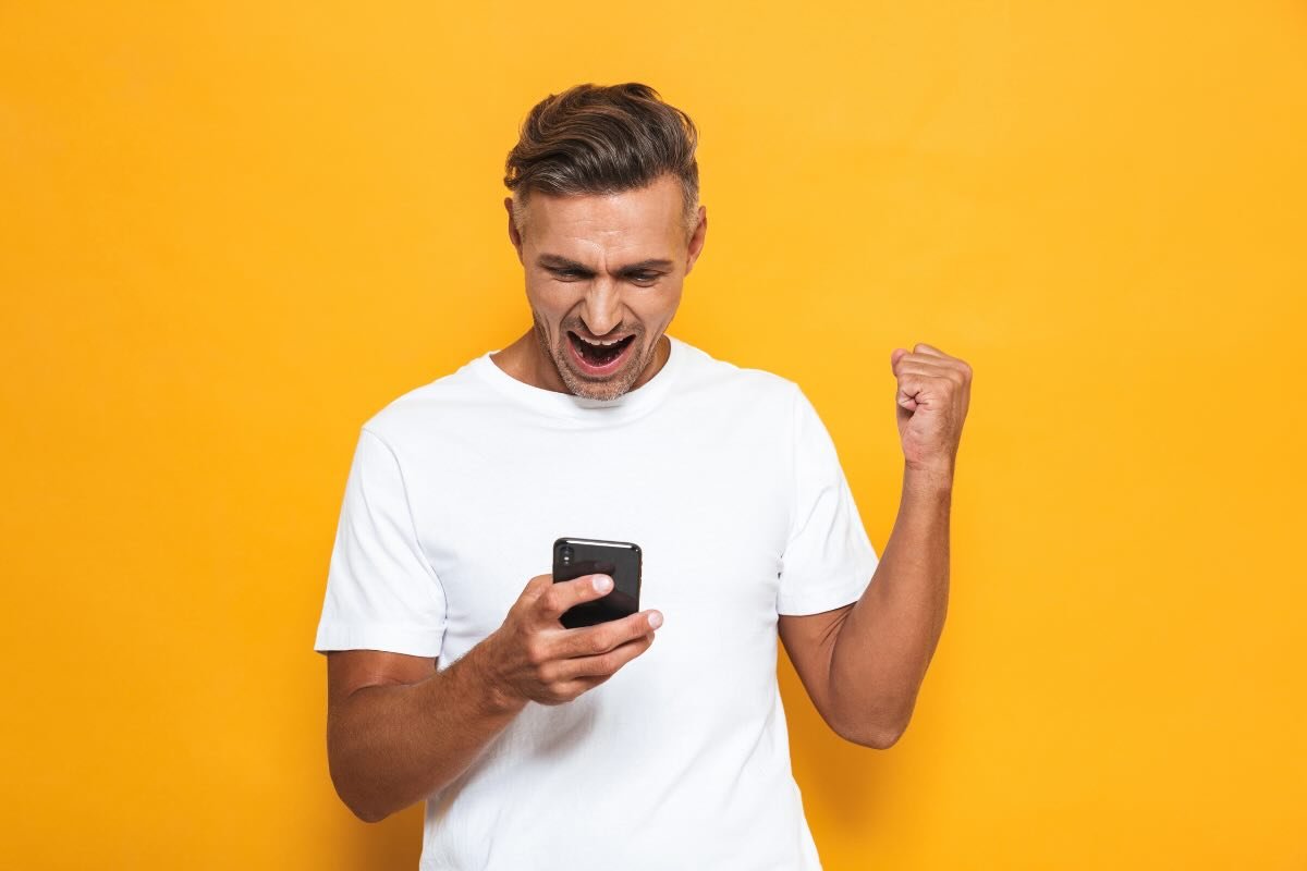 ragazzo felice al cellulare 