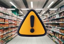 scaffali supermercato e segnale pericolo