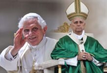Papa Leone XIV a destra; a sinistra Papa Ratzinger