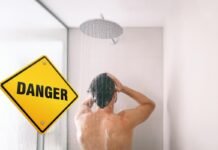 uomo sotto doccia segnale pericolo