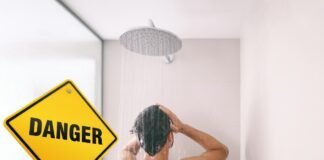 uomo sotto doccia segnale pericolo