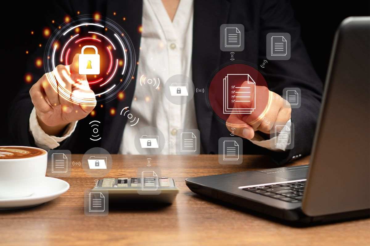 uomo al pc e icone di documenti digitali