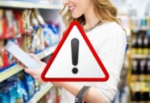 donna al supermercato e segnale di pericolo