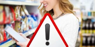 donna al supermercato e segnale di pericolo