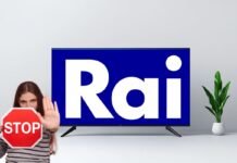 televisione con logo rai e donna con segnale stop