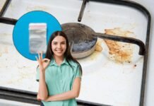piano cottura sporco, sacchetto per alimenti e donna che fa ok