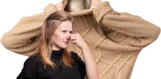 donna che si tappa il naso e maglione indossato