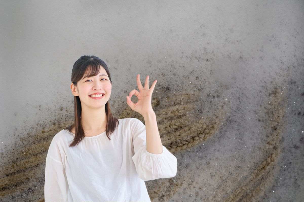 donna che fa ok e maglione in ammollo in acqua