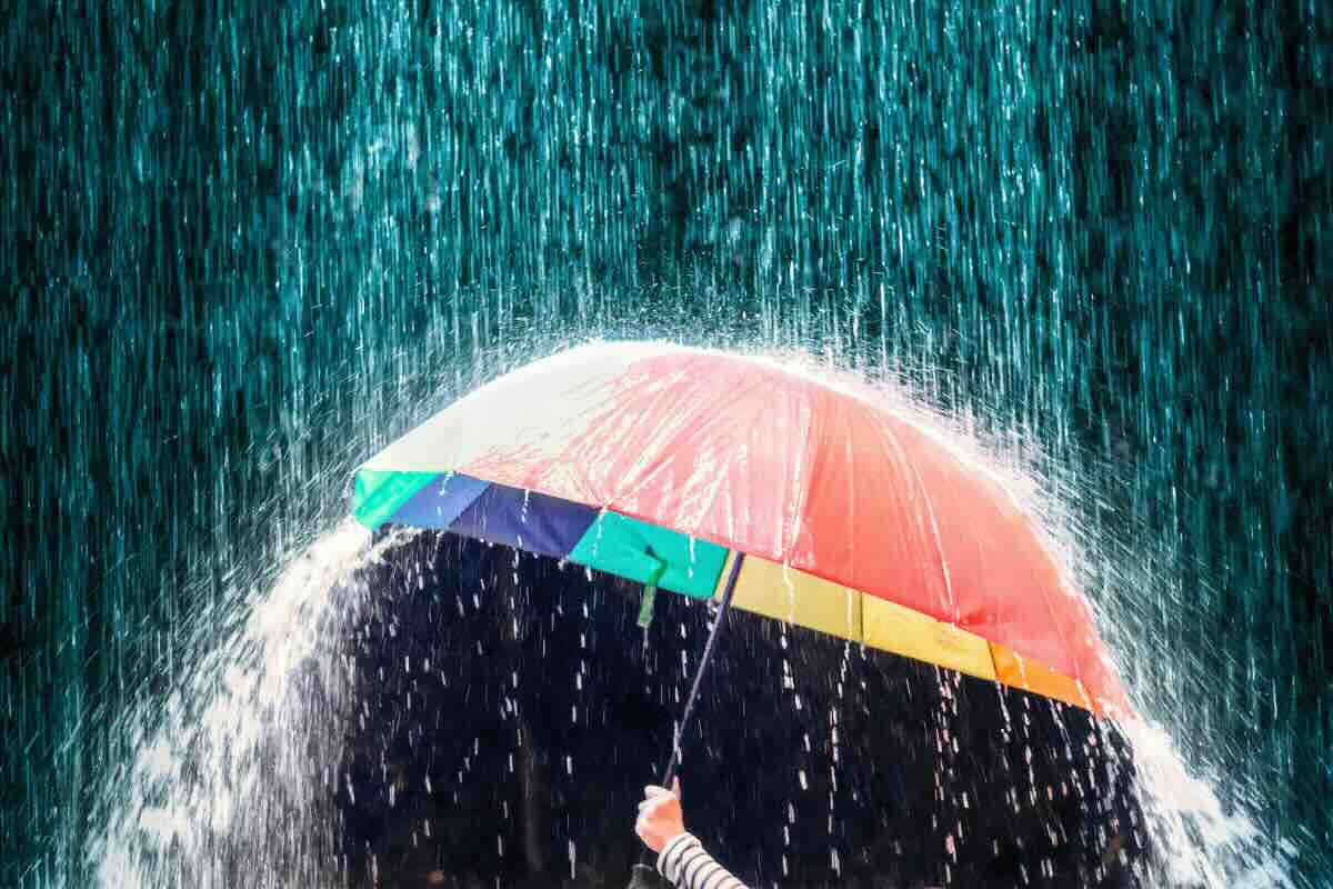 pioggia e ombrello colorato