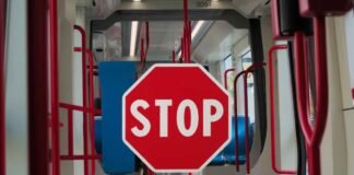 entrata bus con segnale stop