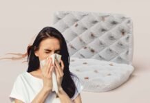 donna che si soffia il naso, e acari sul materasso