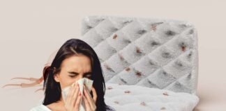 donna che si soffia il naso, e acari sul materasso