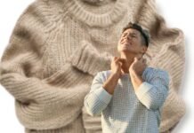 uomo che indossa maglione e si gratta il collo e maglione bianco di lana in secondo piano