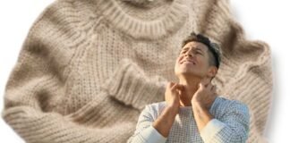 uomo che indossa maglione e si gratta il collo e maglione bianco di lana in secondo piano
