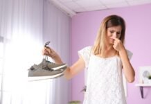 donna che si tappa il naso per la puzza che esce dalle scarpe