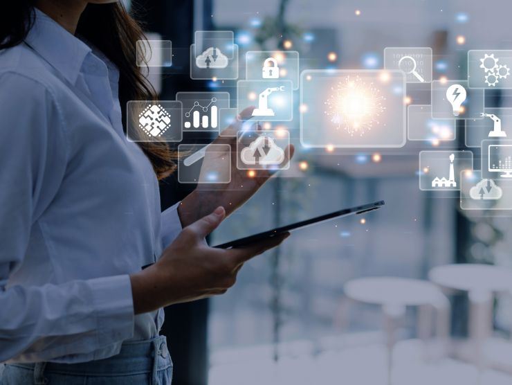 uomo con tablet e simboli digitali