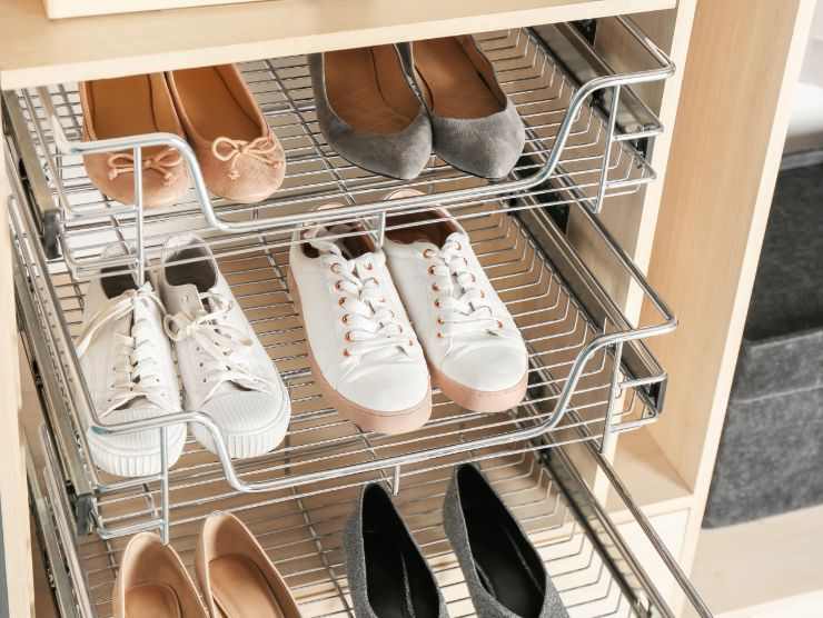 scarpiera con scarpe 