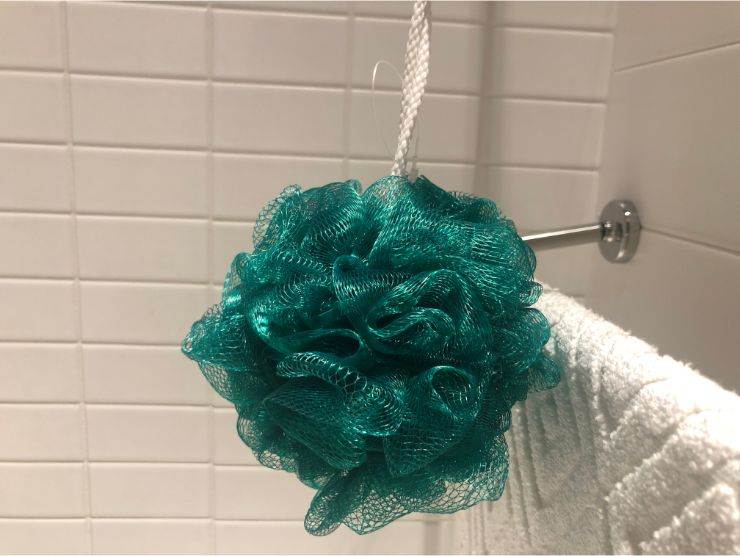 spugna verde appesa nella doccia