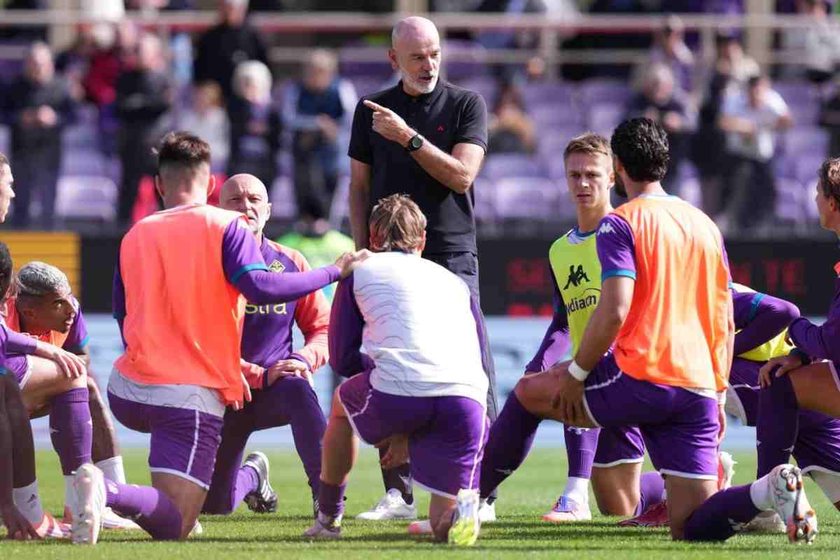 Stefano Pioli coi suoi giocatori nel pre-gara con la Roma