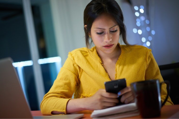 donna che usa smartphone 