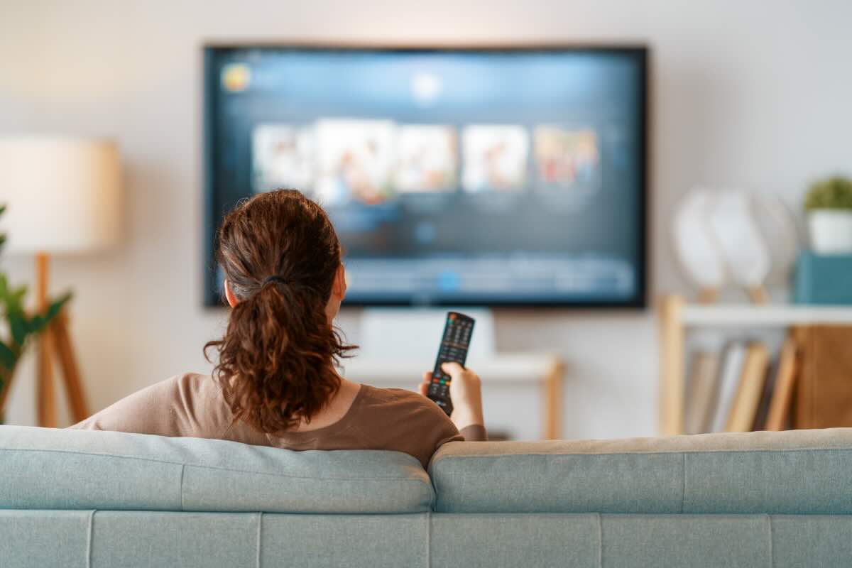 donna che guarda tv 