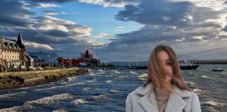 mare mosso, donna con capelli davanti al volto