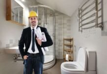 architetto all'interno di un bagno piccolo da ristrutturare