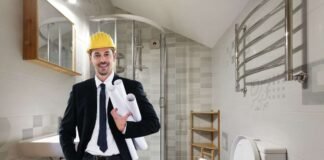 architetto all'interno di un bagno piccolo da ristrutturare