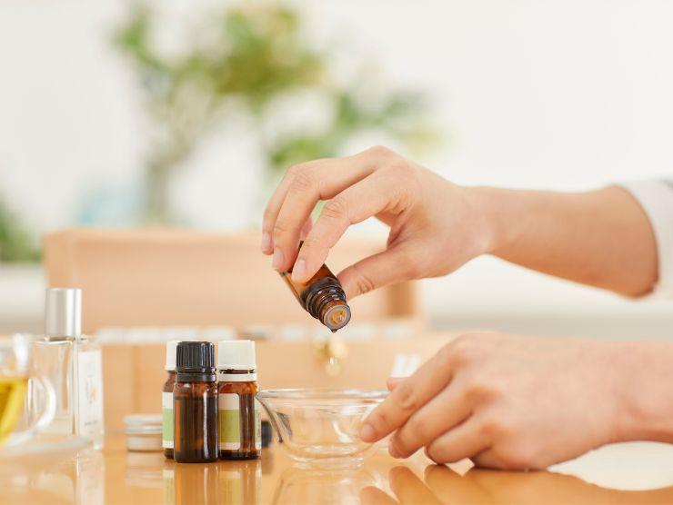 donna che maneggia oli essenziali