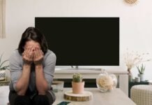 tv nera e donna che piange