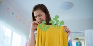 donna che mantiene una maglietta che ha cattivo odore