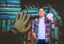 uomo con soldi e serie di vhs