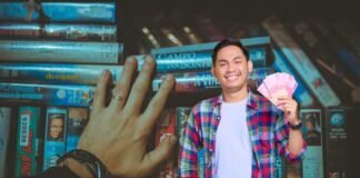 uomo con soldi e serie di vhs