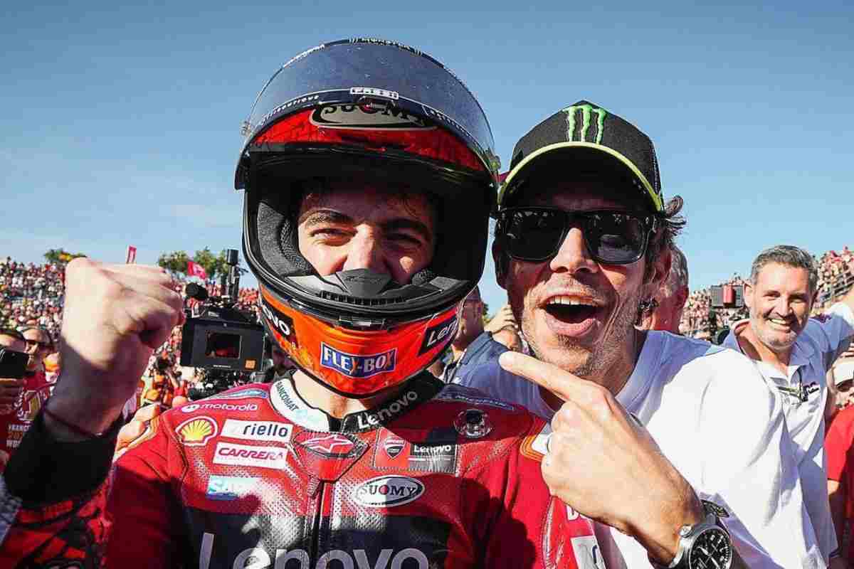 Bagnaia e Rossi immortalati assieme in pista