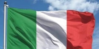 La bandiera italiana sventola in cielo