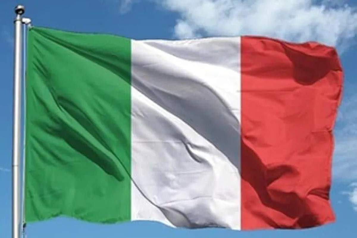 La bandiera italiana sventola in cielo