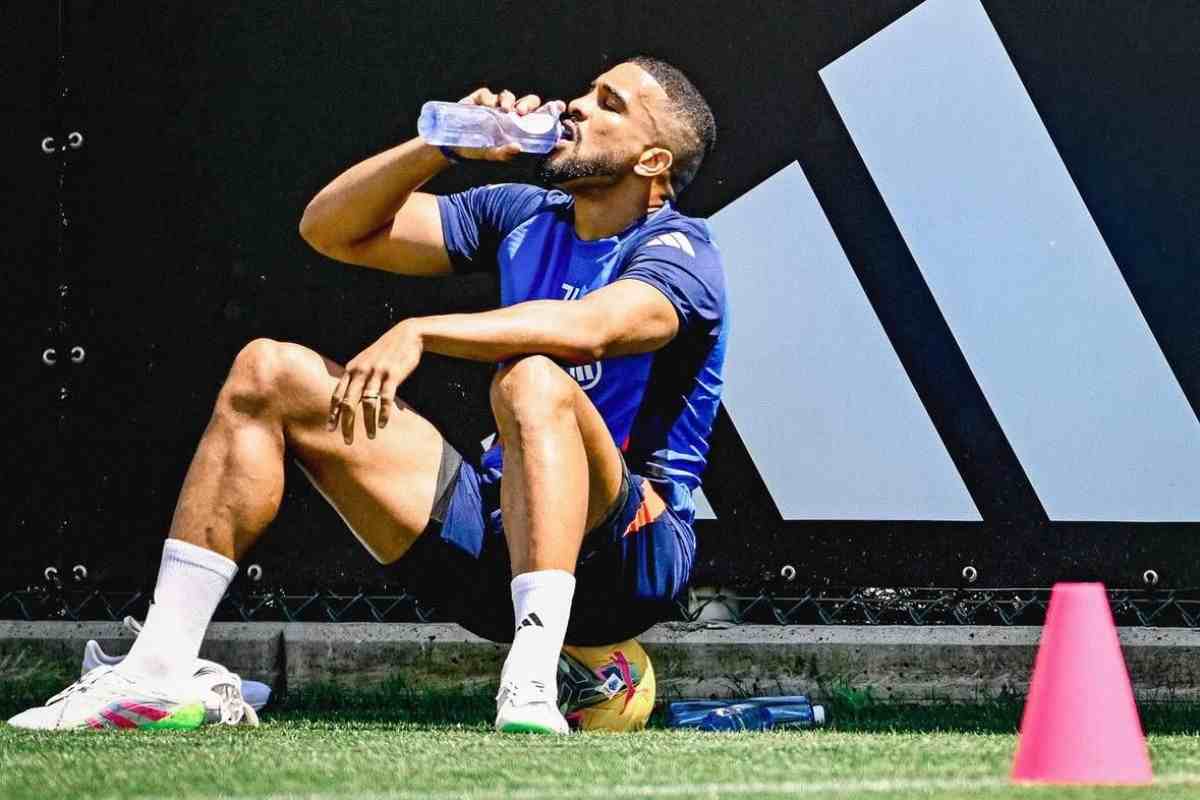 Gleison Bremer in una pausa dall'allenamento