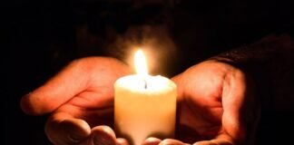 Una candela accesa a lutto