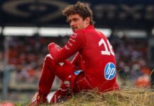 Nuovo team per Leclerc, c’è l’annuncio: si chiude l’era in Ferrari Charles Leclerc seduto su una collina